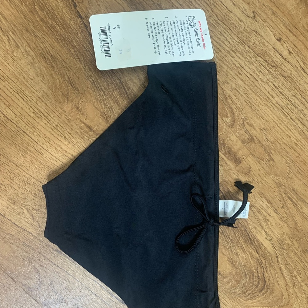 Blk lulu lemon swim bottoms . Two ways to wear . Blk,or blk and white striped .